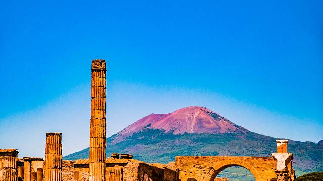 Slavné město Pompeje nedaleko Neapole bylo zcela zničeno erupcí sopky Vesuv. Jedna z hlavních turistických atrakcí v Itálii.