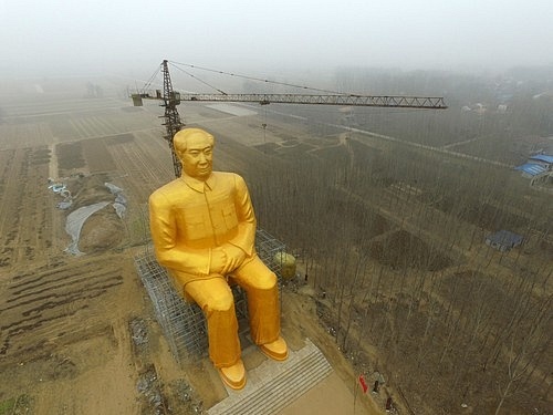 Obří, gigantická socha Mao Ce-Tunga