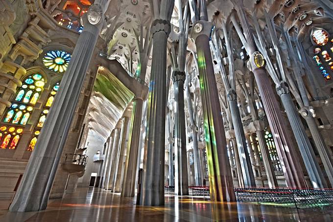 Velkolepý interiér chrámu Sagrada Familia.