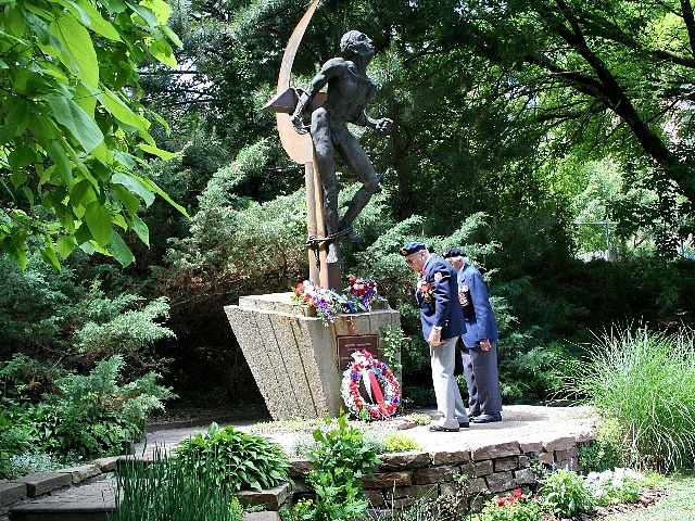 Památník Znovuukřižovaný z roku 1989 vytvořil v kanadském Masaryktownu sochař Josef Rada
