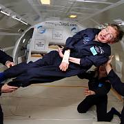 Stephen Hawking ve stavu beztíže během letu na palubě upraveného Boeingu 727 společnosti Zero Gravity Corporation v roce 2007.