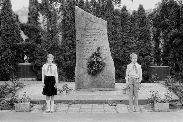 Čestná stráž u pomníku padlých byla jednou z pravidelných úloh pionýrů v 80. letech
