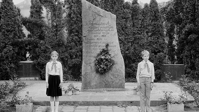 Čestná stráž u pomníku padlých byla jednou z pravidelných úloh pionýrů v 80. letech