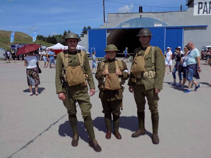 Čeští představitelé amerického výsadkového pluku na oslavách vylodění v Normandii