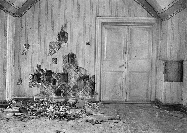 V suterénu Ipaťjevova domu, kde byla zabita rodina Romanovových, byla zeď roztrhána při hledání kulek a dalších důkazů vyšetřovateli po střelbě.