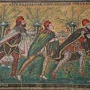 Byzantské vyobrazení Tří mágů na mozaice z 6. století v bazilice Sant'Apollinare Nuovo.