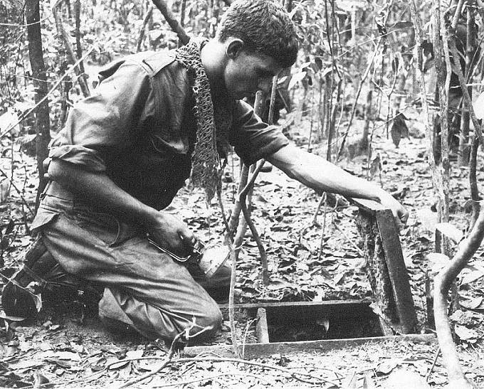 Australský voják Keith Mills hledí do objevené vietnamské šachty.