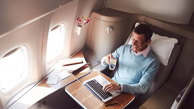 Letenka s Cathay Pacific Airways může stát i 30 tisíc dolarů, ale soukromí si za ně koupíte dostatek.