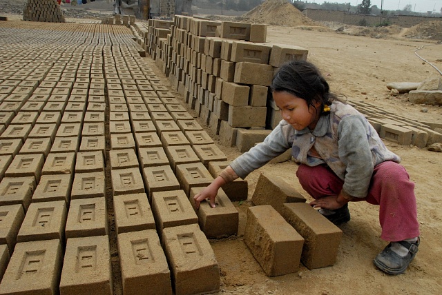 Dětská práce je dnes běžná zejména v chudých zemích.
