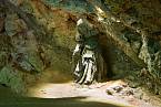 Socha čarodějnice v jeskyni v Knaresborough