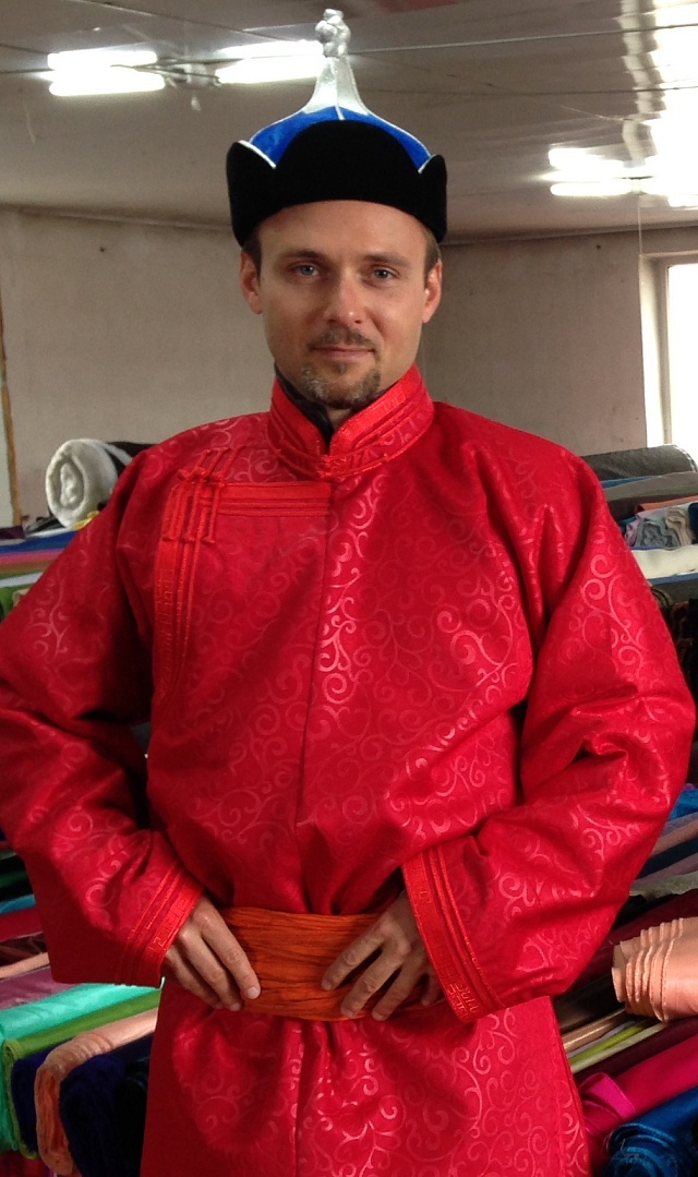 Autor při svém působení jako volební pozorovatel v Mongolsku vyzkoušel i tradiční oděv.