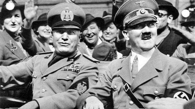 Přestože se Hitler s Mussolinim často scházeli, spolupráce mezi oběma nevypočitatelnými diktátory drhla. Navzájem sebou pohrdali a dělali si naschvály