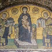 Mozaika Hagia Sofia zobrazující Pannu Marii s dítětem Kristem na klíně. Po jejím pravém boku stojí Justinián a nabízí model Hagia Sofia. Po její levici Konstantin I. předkládá model Konstantinopole.
