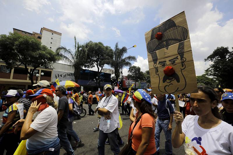 Venezuela vře. Energetická a ekonomická krize přivedly zemi na pokraj krachu. Venezuelanům už s vládou prezidenta Nicoláse Madura došla trpělivost.