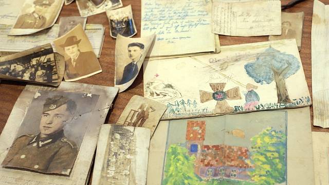 Mnohé sudetské rodiny se musely vzdát veškerých vzpomínek - ty nejdražší si potom zakopaly. Foto: Předměty nalezené v tzv. "sudetské bedně"