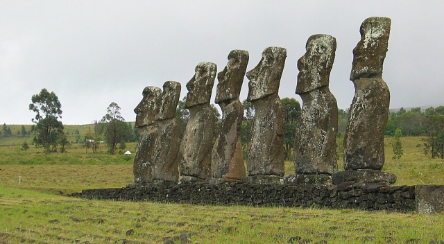 Těchto sedm moai na Ahu Akivi jsou jako jediní tváří k oceánu