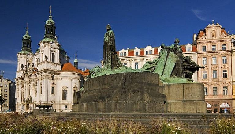 Pomník Mistra Jana Husa na Staroměstském náměstí v Praze byl instalován k 500. výročí Husovy smrti za první světové války v roce 1915.