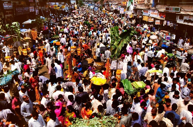 Přelidněný trh v Mumbaji