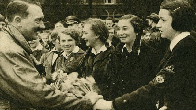 Hitler se zdraví s členkami Svazu německých dívek