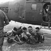 Vojáci Viet Kongu zajatí americkou námořní pěchotou mimo Dong Ha, RVN 1968