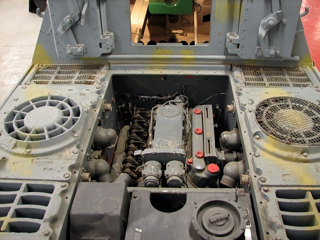 Zadní paluba a motorový prostor tanku Jagdtiger 305004 v Tankovém muzeu v Bovingtonu.