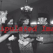"Ikonická fotografie" Marilyn Monroe, Elisabeth Tayolorové a Jacqueline Kennedyové ve společnosti bývalého zakladatele Indonésie