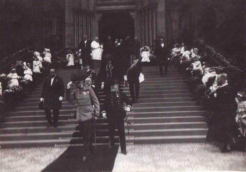 František Josef I. na schodech vinohradského kostela sv. Ludmily při návštěvě Prahy v roce 1907