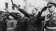 Eger, 25. května 1938. Pohřeb sudetoněmeckých „mučedníků“ Georga Hofmanna a Niklasa Böhma (zavražděni 21. května 1938). Zleva německý vojenský atašé plukovník Toussaint, Konrad Henlein, Karl Hermann Frank a major Möricke