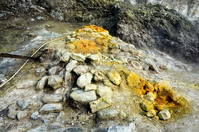 Kameny v okolí vulkánu jsou pokryté sírou.