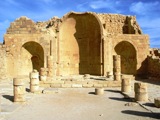 Ruiny kostela na kadisdové stezce v Shivtě (Sobota) v Negevské poušti, Izrael.