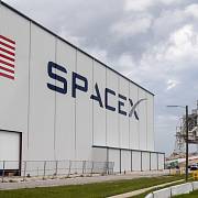 Firma SpaceX Elona Muska chce už příští rok dopravit na Měsíc vesmírné turisty.
