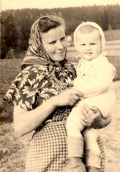 Manželka Jana Sedláčka Marie s dcerou Pavlou / 1958