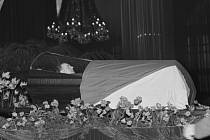 Mrtvé tělo Klementa Gottwalda bylo navlečeno do generálské uniformy a vystaveno v prosklené rakvi