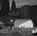 Mrtvé tělo Klementa Gottwalda bylo navlečeno do generálské uniformy a vystaveno v prosklené rakvi