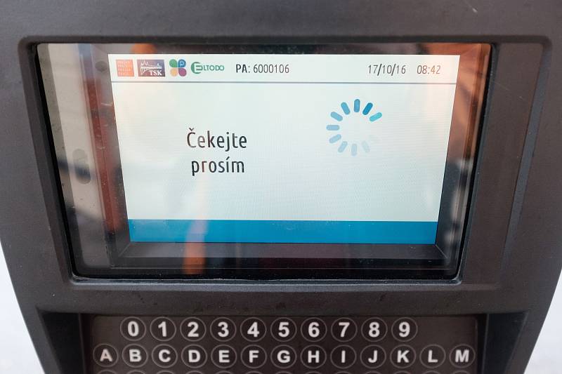 Parkovací automat od francouzské firmy Parkeon. Za každý zaplatí Technická správa komunikací firmě Eltodo asi 105 tisíc korun. Za provoz a údržbu měsíčně další tisícovku.