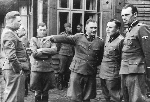 Tato fotografie z roku 1944 ukazuje nacistické důstojníky (LR) Josefa Kramera, Dr. Josef Mengele, Richard Baer, ​​