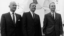 Buzz Aldrin (vlevo), Neil Armstrong a Mike Collins na tiskové konferenci v lednu 1969