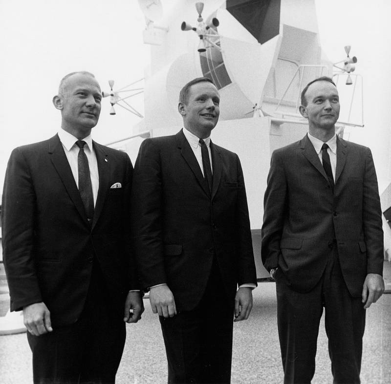 Buzz Aldrin (vlevo), Neil Armstrong a Mike Collins na tiskové konferenci v lednu 1969