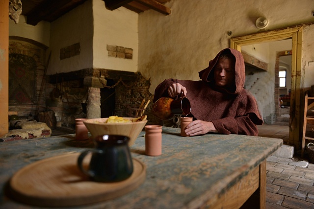 Jídla a pití si mniši užívali plnými doušky.