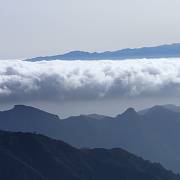 Pohled z Gomery přes moře s oblaky na Tenerife