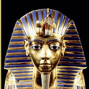 Replika pohřební masky Tutanchamona. Izolované na černém pozadí. Stejné nebo velmi podobné originálu.