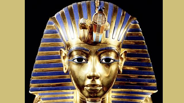 Replika pohřební masky Tutanchamona. Izolované na černém pozadí. Stejné nebo velmi podobné originálu.