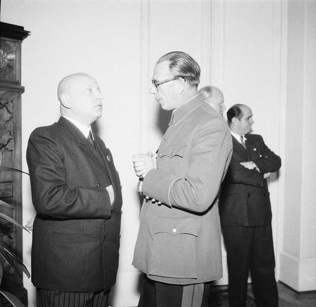 Protektorátní ministr osvěty Emanuel Moravec a generál Andrej A. Vlasov