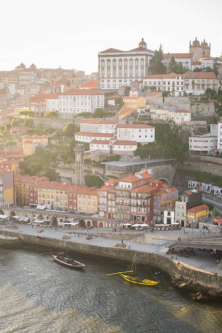 Nábřeží řeky Douro s jedním z výtahů a klášterem Svatého Lorence