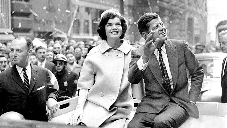 Americký prezident John Fitzgerald Kennedy se stal symbolem nadějí a elánu 60. let. Jeho neobjasněná vražda z něj dodnes činí mučedníka.