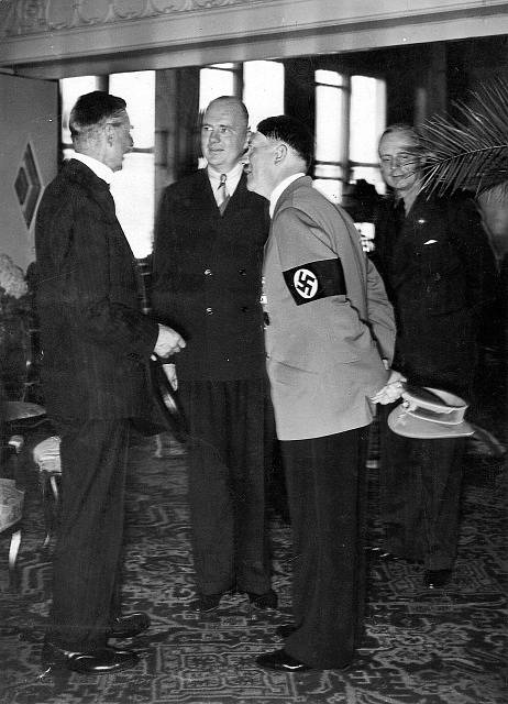 Britský premiér Neville Chamberlain s Adolfem Hitlerem při jednání v Godesbergu