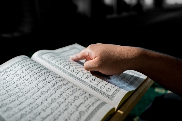 Korán je jen jeden, ale každý si ho vykládá jinak.