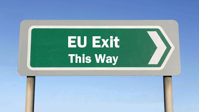 Ilustrační foto - Odchod z EU naznačený dopravní značkou EU exit