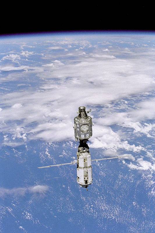 ISS – dnes jediná trvale obydlená vesmírná stanice. Vznikla kooperací pěti vesmírných agentur, staví se od konce 90. let. Na snímku v roce 1999.
