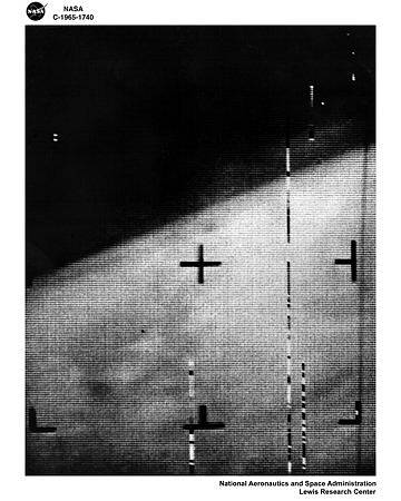První fotografie Marsu. Pořídila ji sonda Mariner 4 v srpnu 1965, tehdy nahradila dříve vyslanou sondu Mariner 3, jejíž mise nebyla úspěšná kvůli technické závadě.
